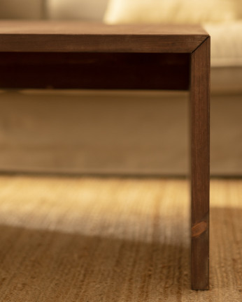 Mesa de centro de madeira maciça em tom de nogueira medindo 1094x45x74cm