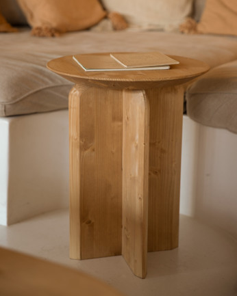 Mesa lateral de madeira maciça tom carvalho médio 50x45cm