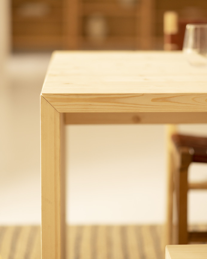Mesa de jantar e banco em madeira maciça em tom natural de vários tamanhos