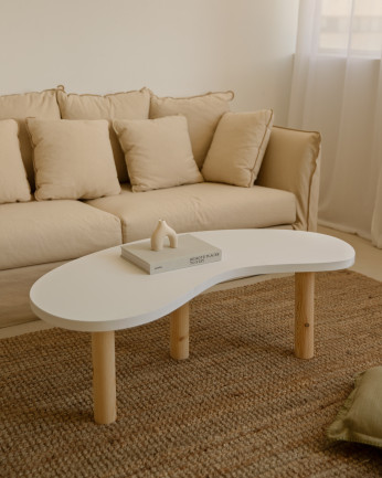 Mesa de centro de madeira maciça com formas orgânicas em tom branco e pés em tom natural de vários tamanhos