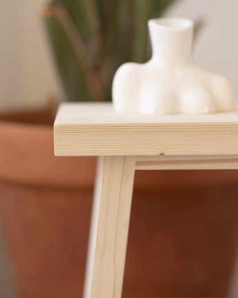Cabeceira ou mesa auxiliar em madeira maciça em tom natural medindo 45x39cm