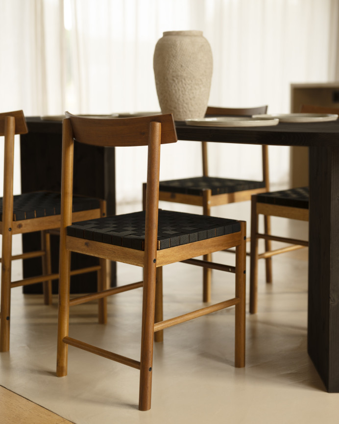 Cadeira em madeira de acácia maciça e assento em tecido preto de 81 cm