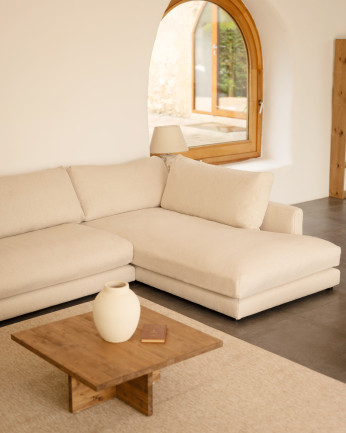 Sofá com chaise longue em tom branco em diferentes tamanhos