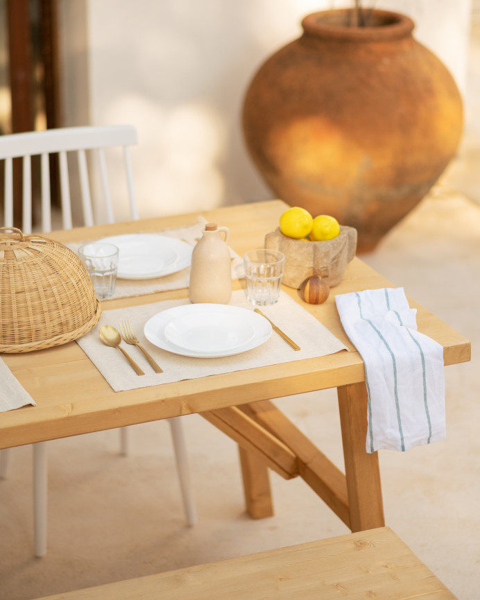 Mesa de jantar em madeira maciça em tom oliveira de vários tamanhos