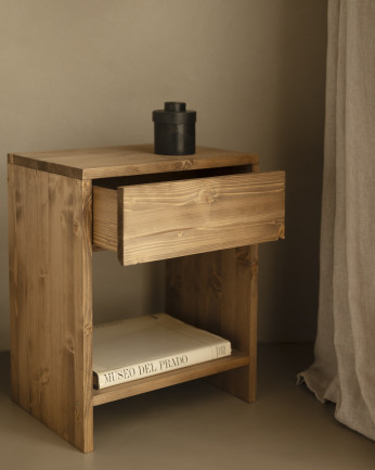 Conjunto de 2 mesas de madeira maciça com uma gaveta em tom de carvalho escuro em várias dimensões.