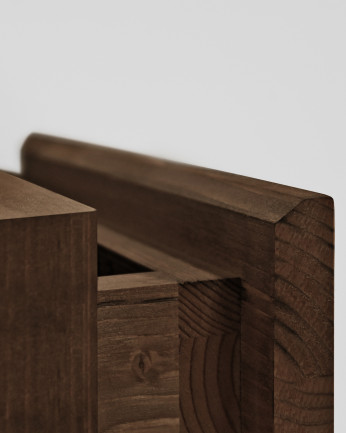 Mesa de cabeceira flutuante de madeira maciça com puxador de 40 cm em tom de nogueira