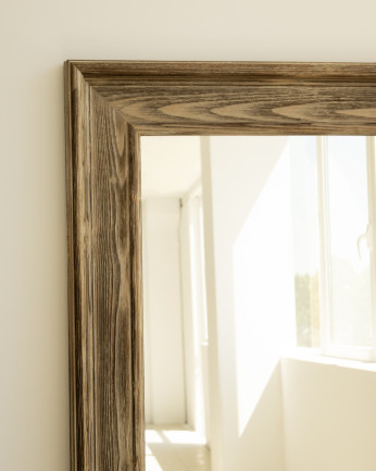 Espelho de madeira maciça em formato retangular com acabamento em nogueira em vários tamanhos