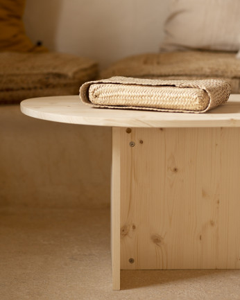Mesa de centro de madeira maciça em tom natural de 130 cm
