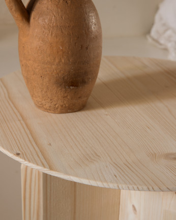 Mesa lateral de madeira maciça em tom natural 50x45cm