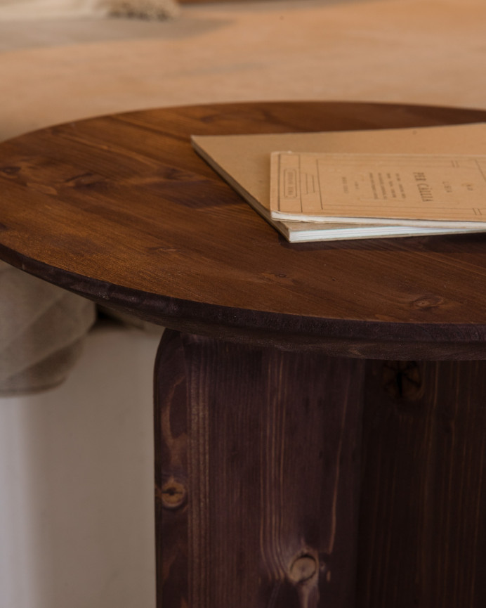 Mesa lateral de madeira maciça tom nogueira 50x45cm
