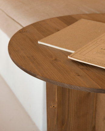 Mesa lateral de madeira maciça em tom carvalho escuro 50x45cm