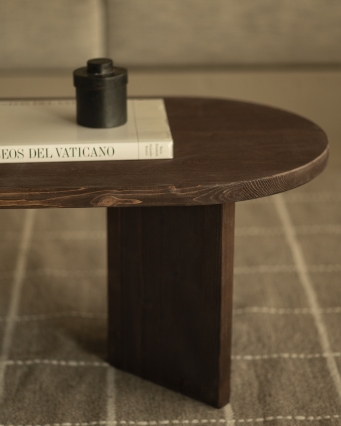 Mesa de centro de madeira maciça em tom nogueira de 120 cm