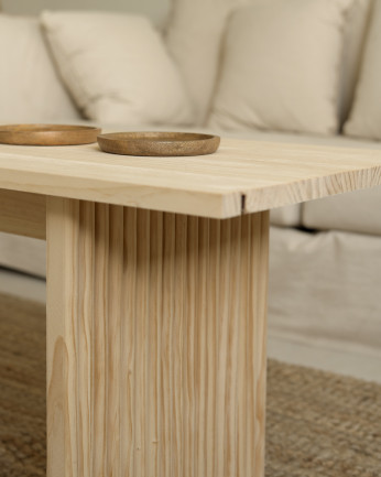 Mesa de centro de madeira maciça em tom natural de 120 cm