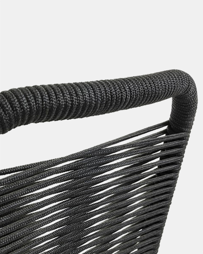 Cadeiras com assento e encosto em corda com estrutura em aço galvanizado preto medindo 84x49cm