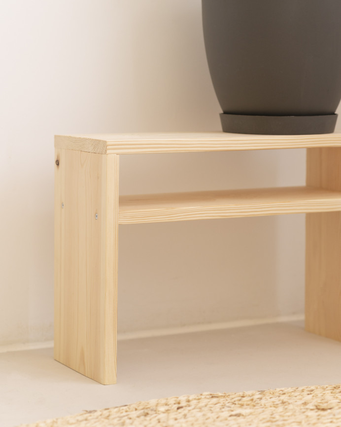 Mesa de cabeceira em madeira maciça em tom natural 50x36cm