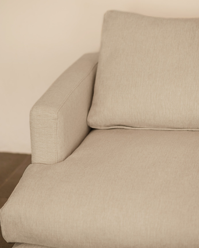Sofá com chaise longue em tom cinza claro de diferentes tamanhos