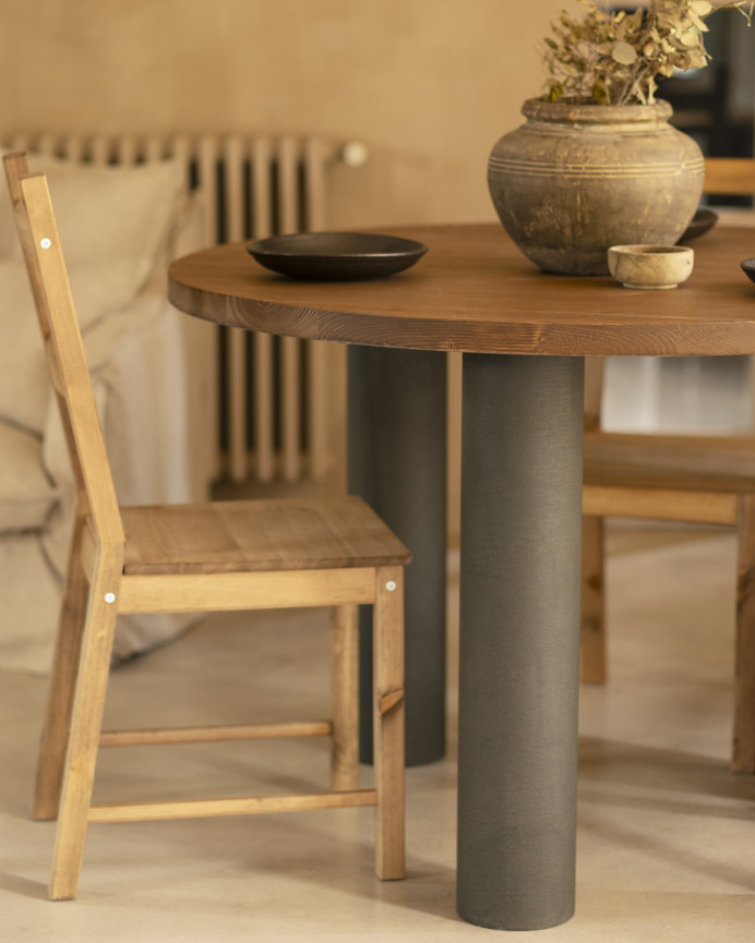 Mesa de jantar redonda de madeira maciça em tom de carvalho escuro e pernas de microcimento em tom verde de várias medidas