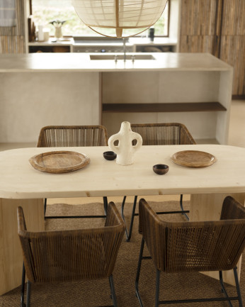 Mesa de jantar de madeira maciça em tom natural de vários tamanhos