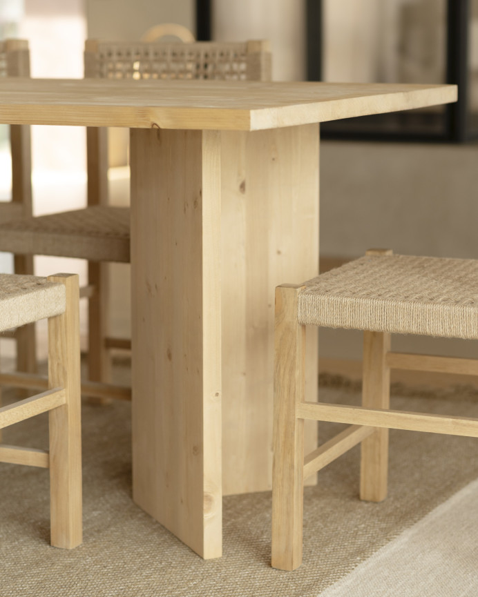 Mesa de jantar em madeira maciça em tom médio de carvalho em vários tamanhos