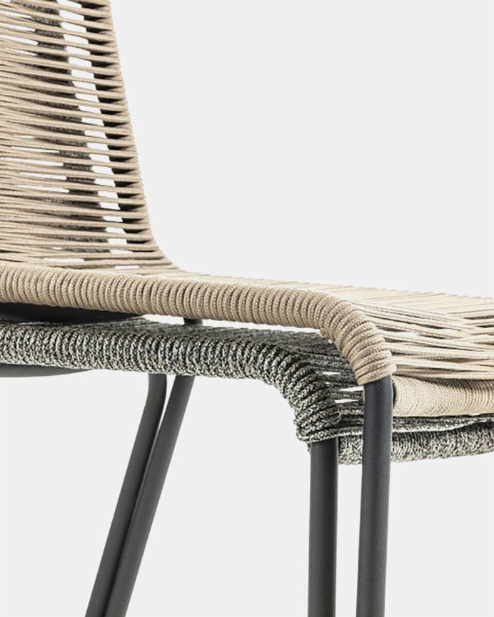 Cadeiras com assento e encosto em corda com estrutura em aço galvanizado preto medindo 84x49cm