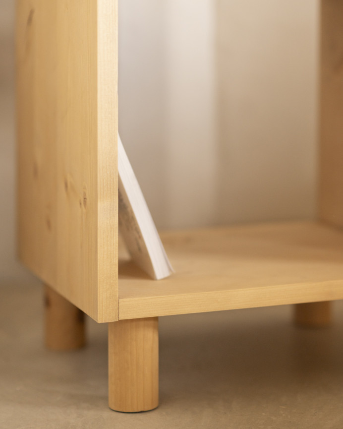  Mesa de cabeceira em madeira maciça tom carvalho médio 505x32cm