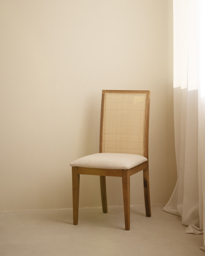 Cadeira estofada em cor pedra com pernas de madeira em tom de carvalho escuro de 955cm