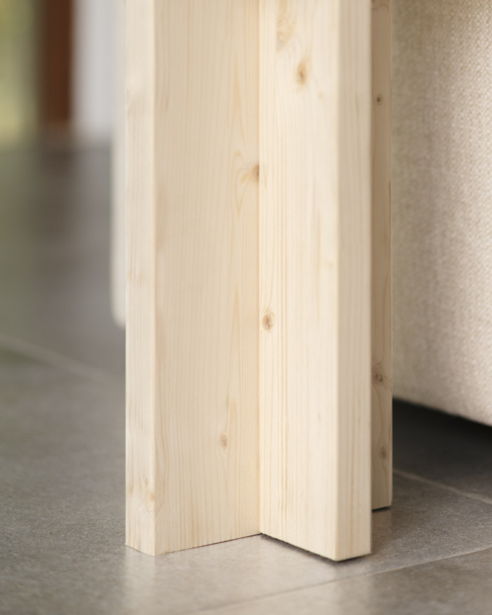 Mesa auxiliar de madeira maciça em tom natural de 25x25cm