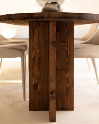 Pack mesa de jantar oval e banco de madeira maciça em tom nogueira de vários tamanhos