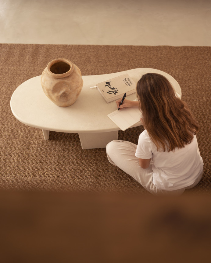 Mesa de centro de microcimento com formas orgânicas com três pés em tom off-white 120cm