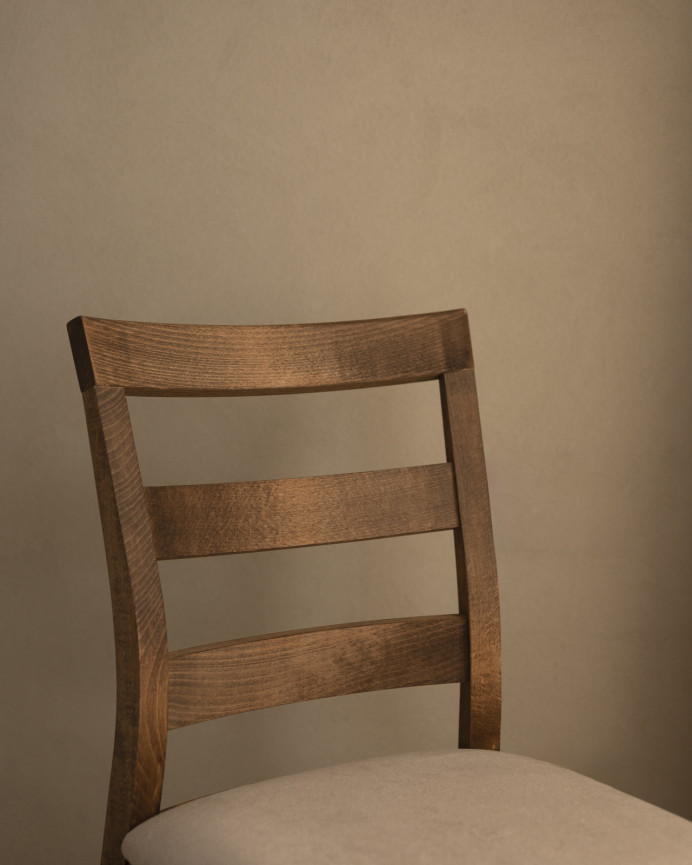 Cadeira estofada de cor pedra com pernas de madeira em tom carvalho escuro de 89cm