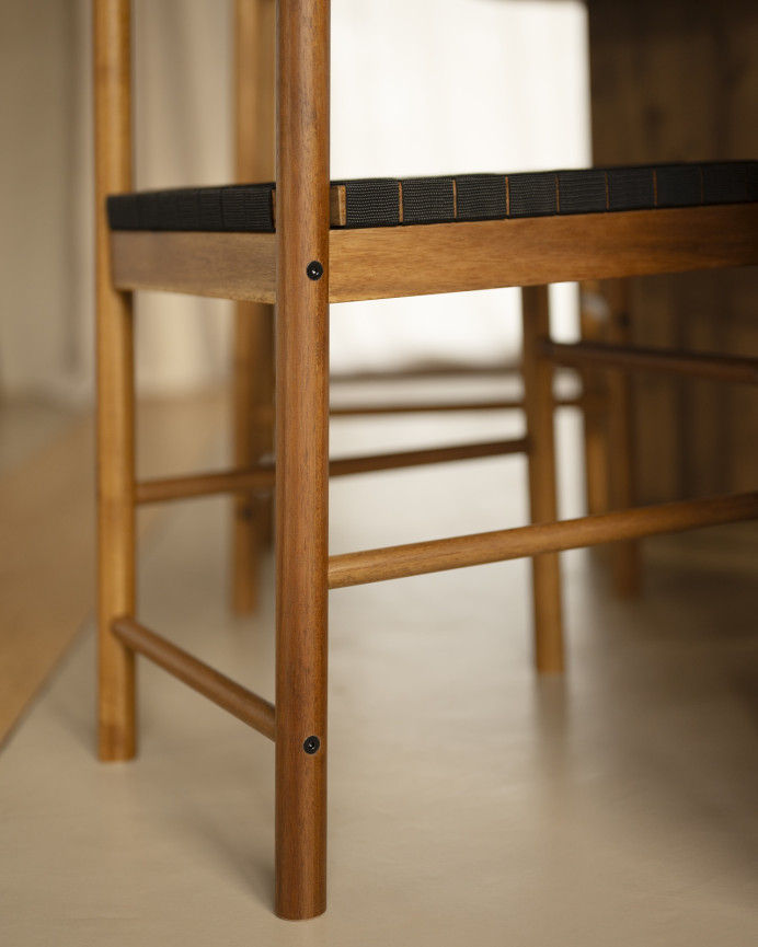 Cadeira em madeira de acácia maciça e assento em tecido preto de 81 cm