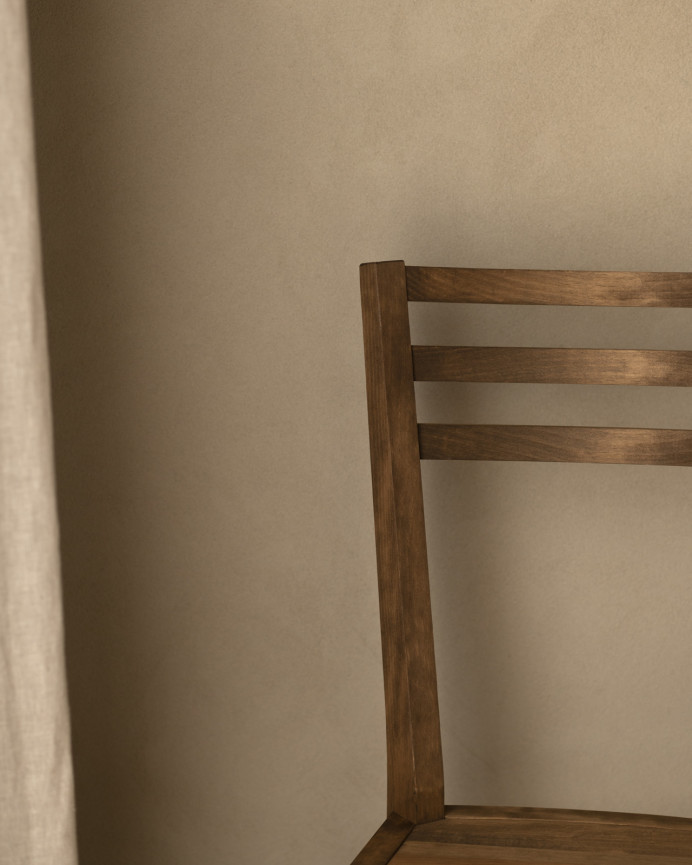 Cadeira de madeira maciça de pinho em tom de carvalho escuro de 95cm