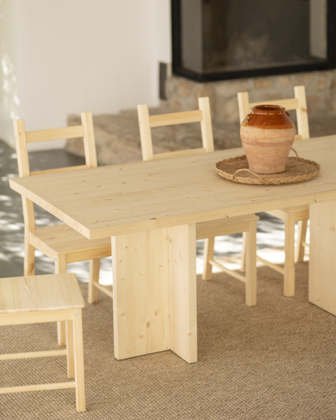 Mesa de jantar de madeira maciça em tom natural de vários tamanhos