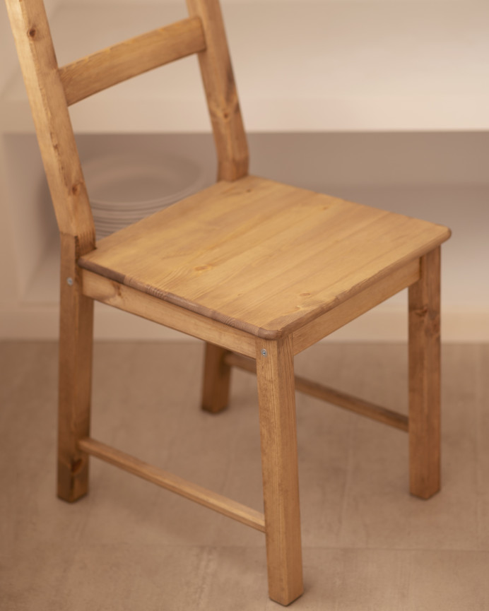 Cadeira em madeira de pinho maciça natural em tom carvalho escuro 95x41cm