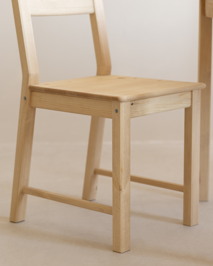 Cadeira de 95cm em madeira maciça de pinho em tom carvalho médio
