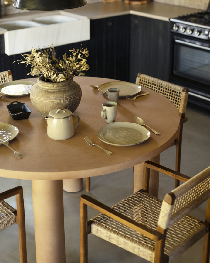 Mesa de jantar redonda em microcimento em tom terracota disponível em várias medidas