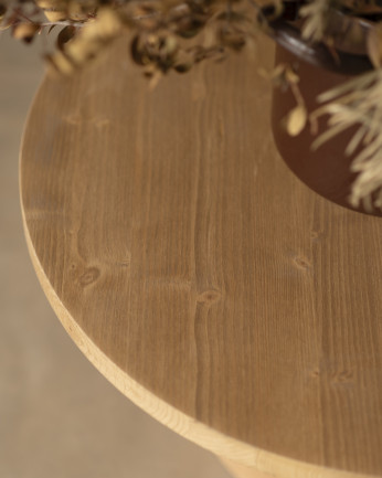 Mesa de centro redonda de madeira maciça em tom de carvalho médio e perna de microcimento em tom terracota de várias medidas