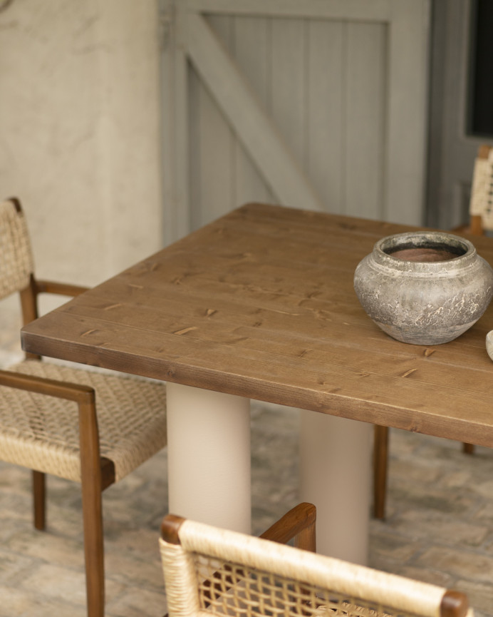 Mesa de jantar de madeira maciça em tom de carvalho escuro e pernas de microcimento em tom de terra de várias medidas