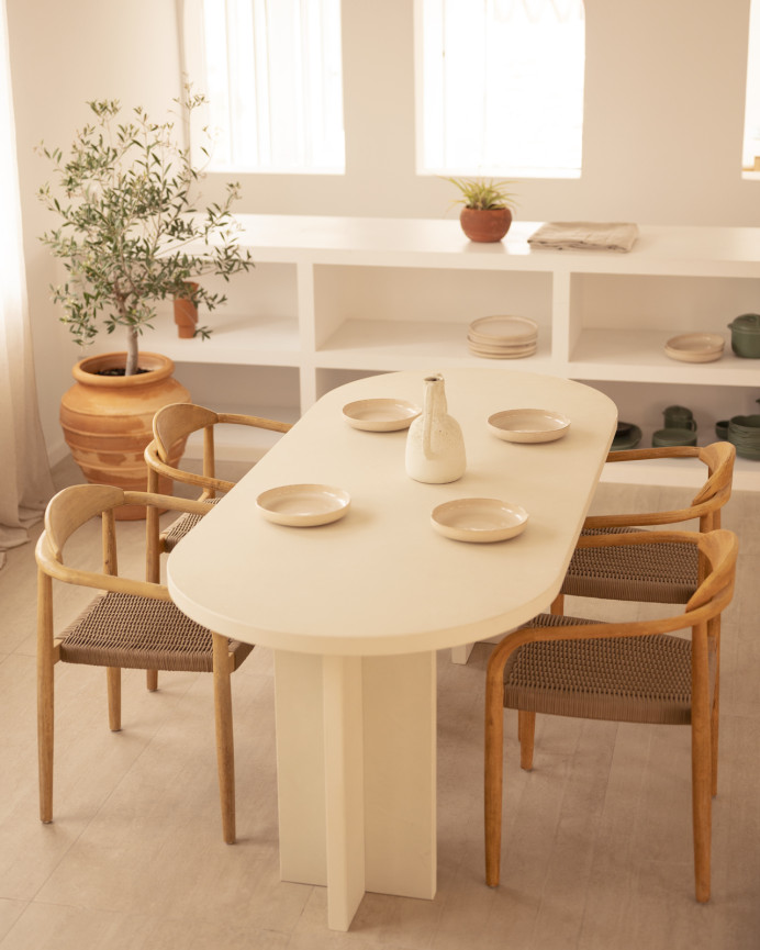 Mesa de jantar oval de microcimento em tom off-white em vários tamanhos