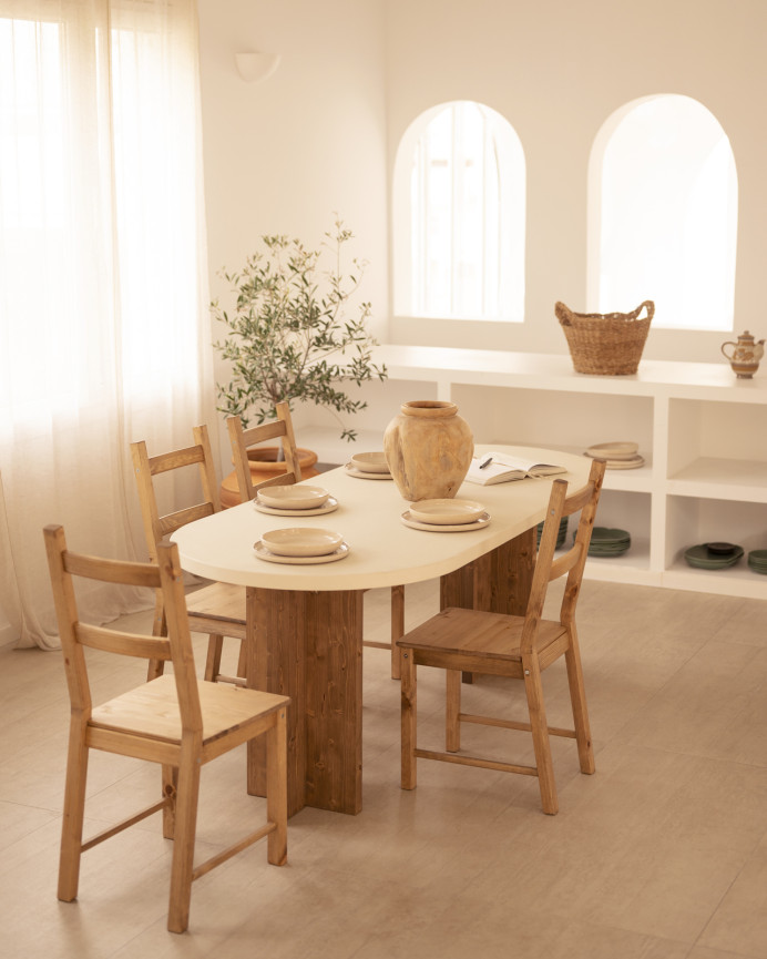 Mesa de jantar oval de microcimento em tom esbranquiçado com pés de madeira em tom carvalho escuro em vários tamanhos