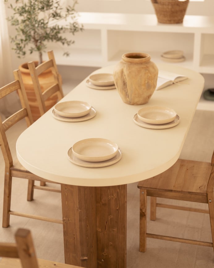 Mesa de jantar oval de microcimento em tom esbranquiçado com pés de madeira em tom carvalho escuro em vários tamanhos