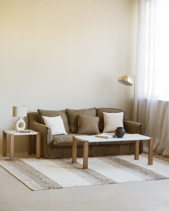 Mesa de apoio quadrada com efeito mate em branco e pernas em madeira de choupo em vários tamanhos.