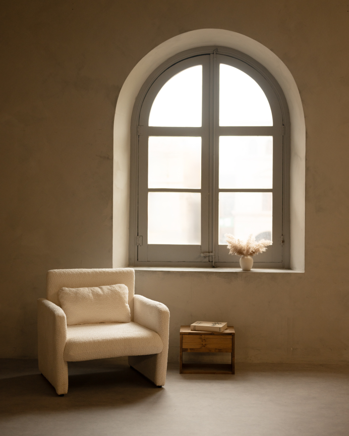 Poltrona estofada em tecido ovelhinha branco 75x79cm