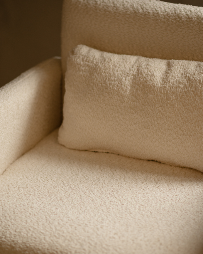 Poltrona estofada em tecido ovelhinha branco 75x79cm
