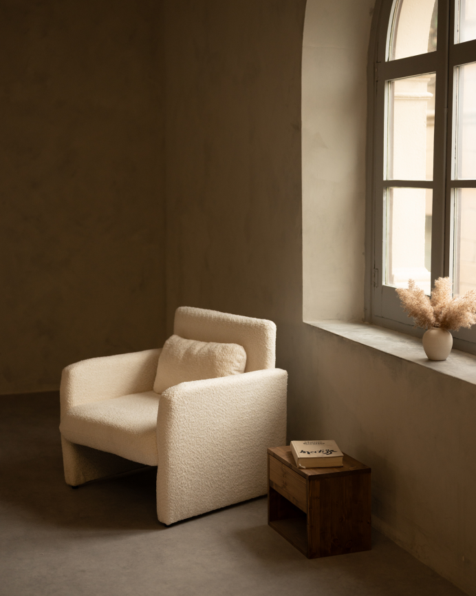 Poltrona estofada em tecido ovelhinha branco 75x79cm