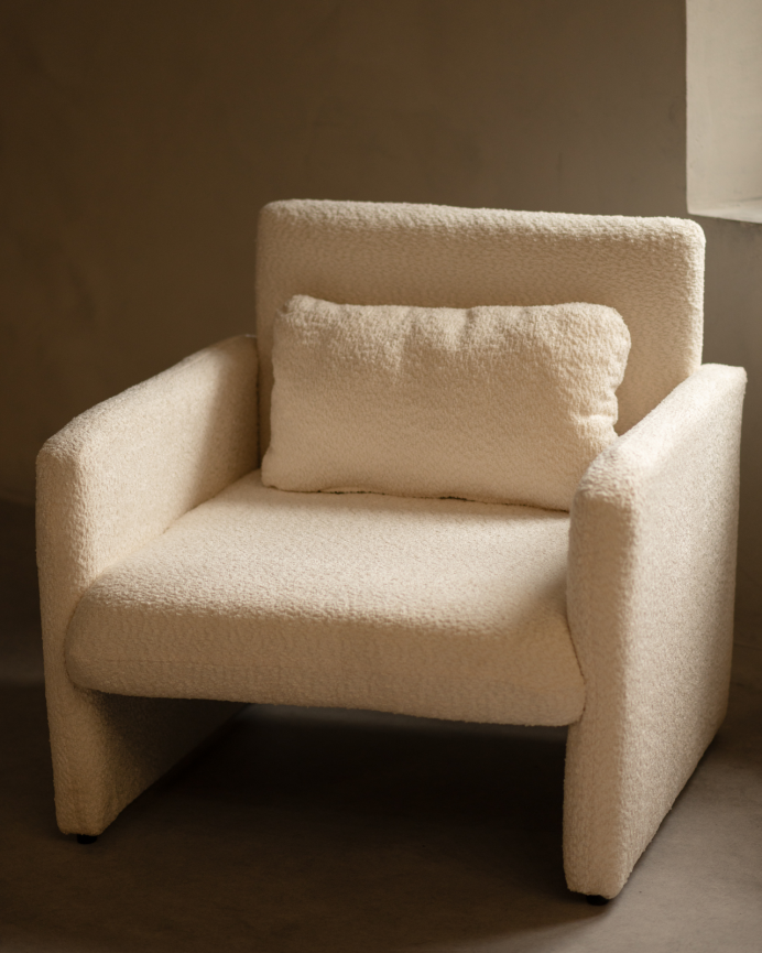 Poltrona estofada em tecido ovelhinha branco 75x79cm