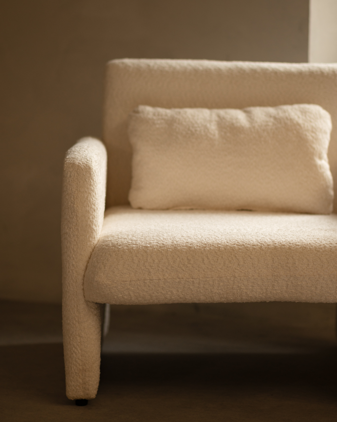 Poltrona estofada em tecido ovelhinha branco 75x79cm