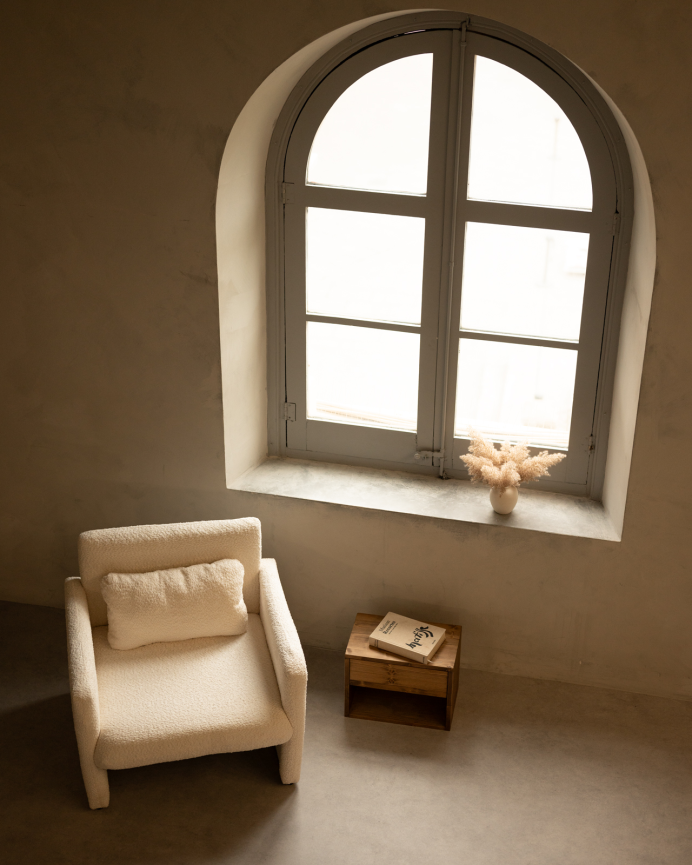 Poltrona estofada em tecido ovelhinha branco 75x79cm