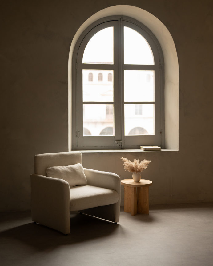 Poltrona estofada em tecido branco 75x79cm