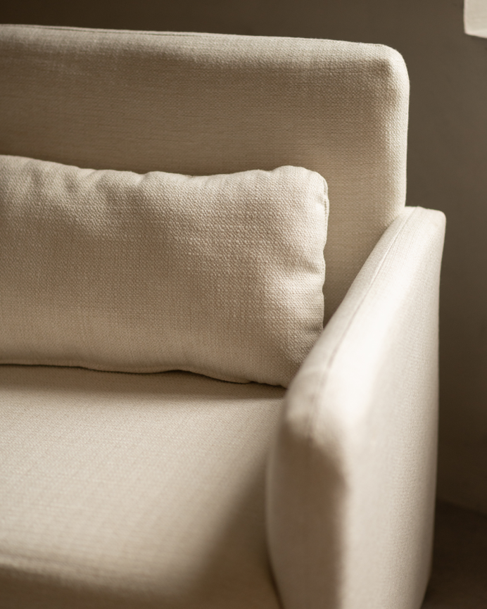 Poltrona estofada em tecido branco 75x79cm
